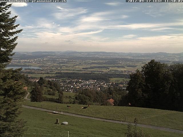 Paragliding Fluggebiet Europa Schweiz Zürich,Pfannenstiel,Blick vom Restaurant in Richtung Startplatz (Gleitschirme sind, falls in der Luft, sichtbar)!